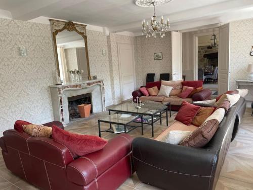 un salon avec deux canapés et une table dans l'établissement Belle et confortable demeure du XVII ème siècle, à Champagnac