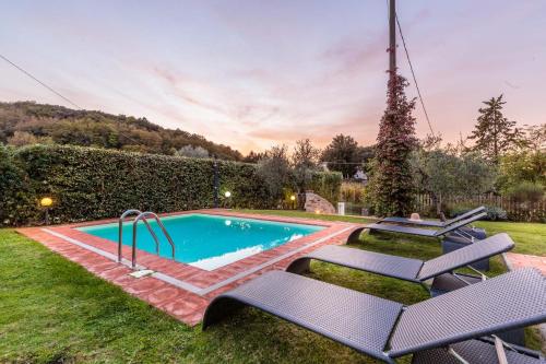 Bazén v ubytování Rondini, Farmhouse with pool nebo v jeho okolí