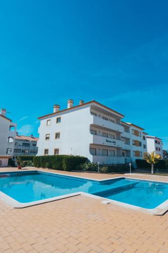 an empty swimming pool in front of a building at Recanto da Galé by Umbral in Albufeira