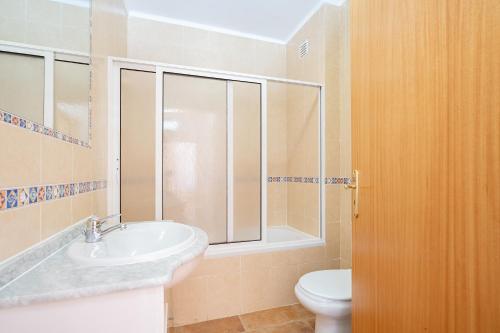 La salle de bains est pourvue d'un lavabo et de toilettes. dans l'établissement Recanto da Galé by Umbral, à Albufeira
