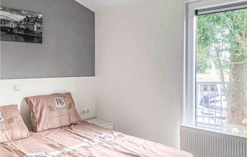 um quarto com uma cama e uma janela em Exclusief Markermeer em Bovenkarspel