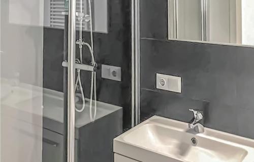 een badkamer met een wastafel en een douche bij Exclusief Markermeer in Bovenkarspel