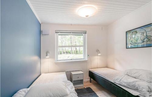 Spidsegårdにある3 Bedroom Cozy Home In Nexのベッドルーム1室(ベッド2台、窓付)