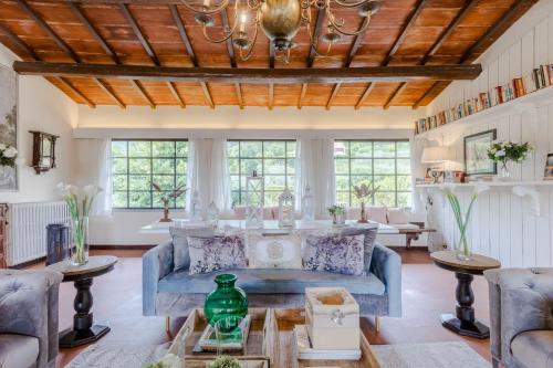 a living room with a blue couch and a table at Villa Elizabeth in Capannori