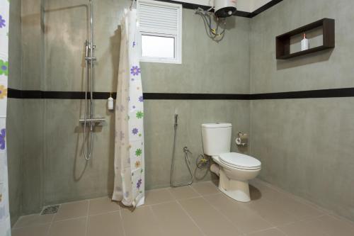 La salle de bains est pourvue d'une douche et de toilettes. dans l'établissement Niwahas Apartments Kottawa, à Pannipitiya