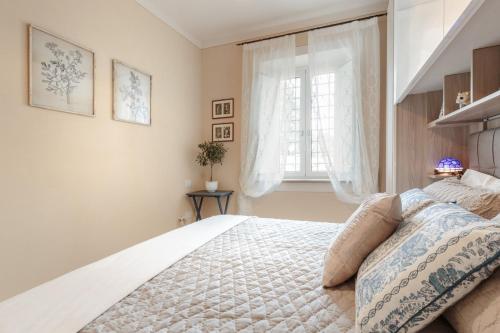 een slaapkamer met een groot bed en een raam bij Honeymoon Leonor Villa in Lucca