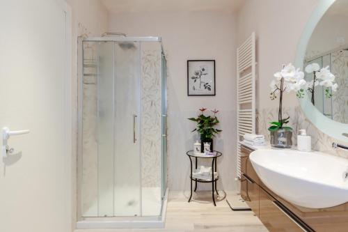 een badkamer met een douche en een wastafel bij Honeymoon Leonor Villa in Lucca