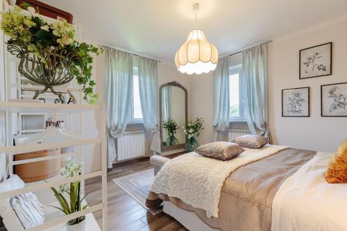 een witte slaapkamer met een bed en een spiegel bij VILLA PEMOLA a Luxury Farmhouse with Garden and bikes in Lucca Town in Capannori