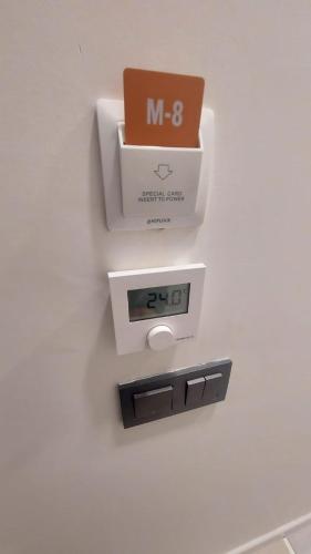 a scale on a wall in a bathroom at Tumba Sisli Vadi in Kartepe