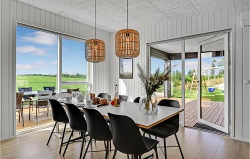- une salle à manger avec une table et des chaises dans l'établissement Beautiful Home In Lgstrup With Kitchen, à Løgstrup
