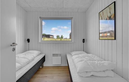 Cette chambre comprend 2 lits et une fenêtre. dans l'établissement Beautiful Home In Lgstrup With Kitchen, à Løgstrup