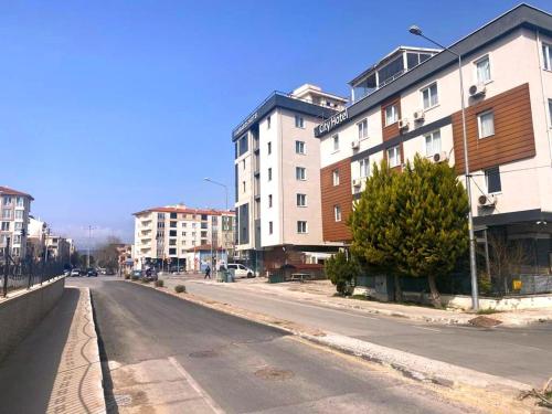una calle vacía en una ciudad con edificios altos en MD CITY HOTEL, en Canakkale
