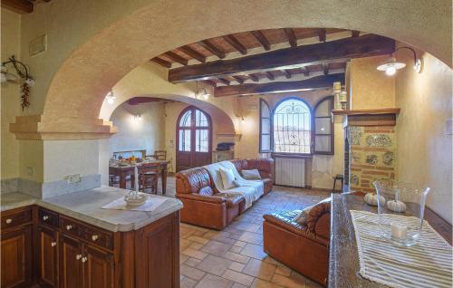 una cocina y una sala de estar con un arco en una casa en Awesome Home In Camaiore lu With Wifi, Private Swimming Pool And Outdoor Swimming Pool en Camaiore