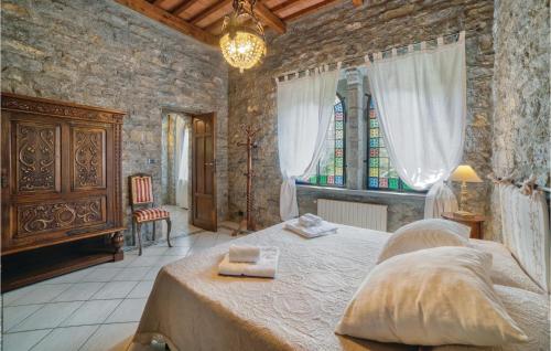 Un dormitorio con una cama grande y una vidriera en Awesome Home In Camaiore lu With Wifi, Private Swimming Pool And Outdoor Swimming Pool en Camaiore