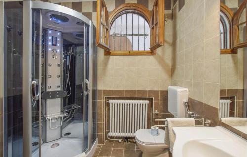 e bagno con doccia, servizi igienici e lavandino. di Villa Anna a Lignano Sabbiadoro