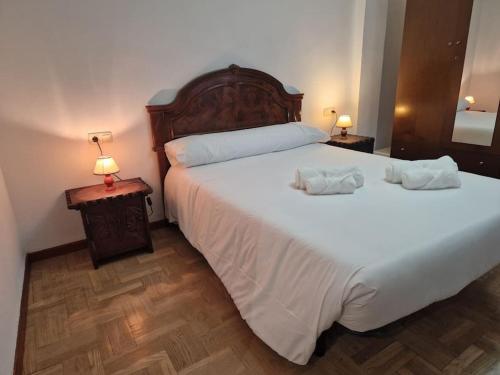 1 dormitorio con 1 cama grande y 2 toallas. en 168A Apartamento en el Natahoyo , Gijón en Gijón