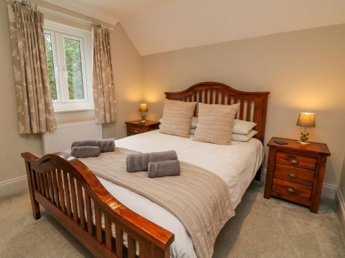 een slaapkamer met een groot bed met 2 kussens erop bij Priory House in Barnstaple