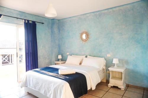 una camera da letto con un letto e una parete blu di Casa Juana, Adeje ad Adeje