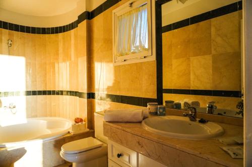 un bagno con lavandino, WC e vasca di Casa Juana, Adeje ad Adeje