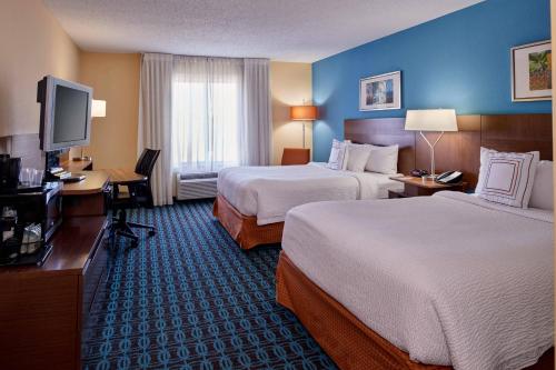 ein Hotelzimmer mit 2 Betten und einem Flachbild-TV in der Unterkunft Fairfield Inn by Marriott Kalamazoo West in Kalamazoo