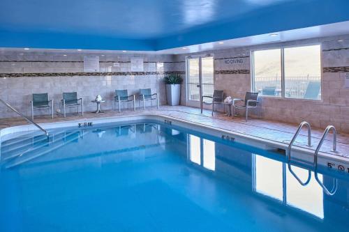 una piscina de agua azul en un edificio en Fairfield Inn by Marriott Kalamazoo West, en Kalamazoo