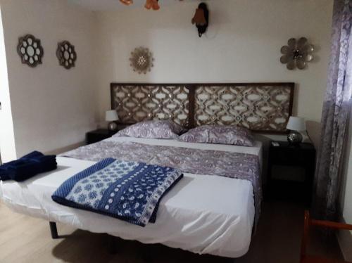 1 dormitorio con 1 cama grande con almohadas azules y blancas en La Manga Cala Del Pino, en La Manga del Mar Menor