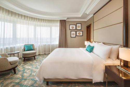 Una cama o camas en una habitación de JW Marriott Bucharest Grand Hotel