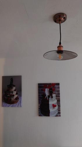 a ceiling light and a picture of a cake at alte Bäckerei Bautzen - 04 #Business# im Zentrum, mit Parkplatz, Top Ausgestattet in Bautzen