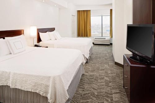 Habitación de hotel con 2 camas y TV de pantalla plana. en SpringHill Suites by Marriott Ardmore, en Ardmore