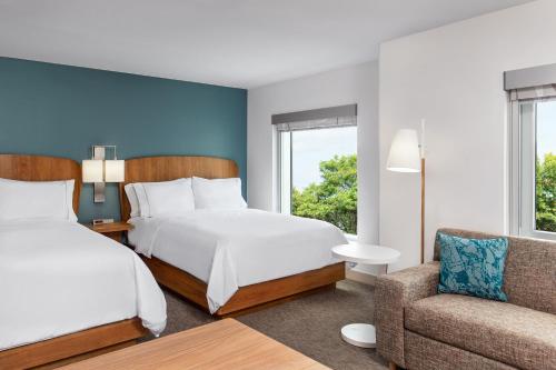 um quarto de hotel com duas camas e um sofá em Element Chelmsford em Chelmsford