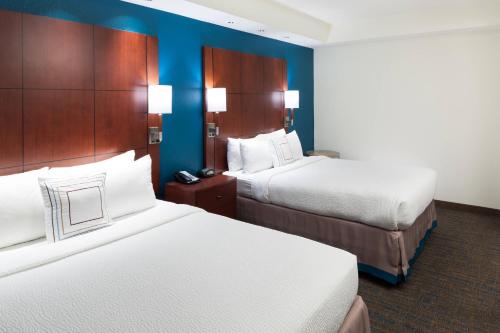 Habitación de hotel con 2 camas y pared azul en Residence Inn by Marriott Franklin Cool Springs en Franklin