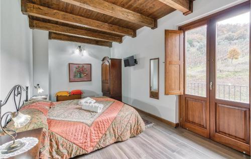 ein Schlafzimmer mit einem Bett und einem großen Fenster in der Unterkunft Awesome Home In Torchiara With Private Swimming Pool, Can Be Inside Or Outside in Torchiara