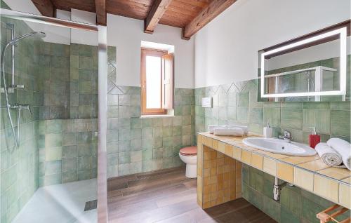 ein Bad mit einem Waschbecken, einem WC und einer Dusche in der Unterkunft Awesome Home In Torchiara With Private Swimming Pool, Can Be Inside Or Outside in Torchiara