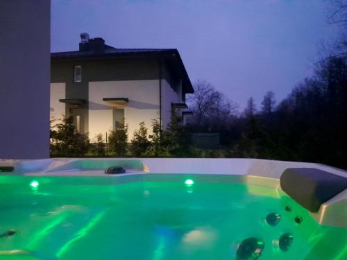Bazén v ubytovaní Harmonia Apartamenty Ustroń alebo v jeho blízkosti