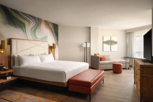 En eller flere senger på et rom på Fort Collins Marriott