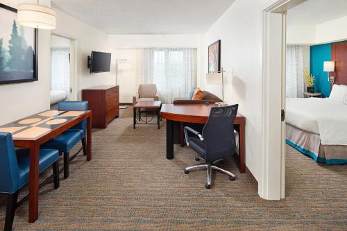 a hotel room with a desk and a bed at Residence Inn Seattle Bellevue Downtown in Bellevue