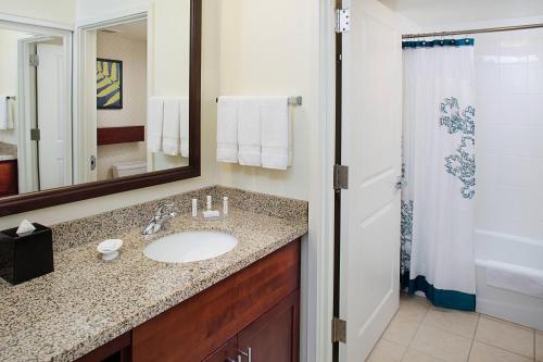 uma casa de banho com um lavatório, um espelho e um chuveiro em Residence Inn Seattle Bellevue Downtown em Bellevue
