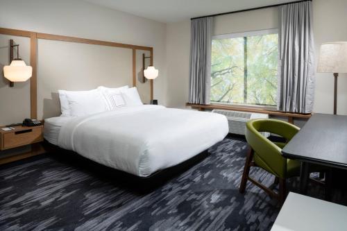Cette chambre comprend un grand lit et un bureau. dans l'établissement Fairfield Inn & Suites Las Vegas Northwest, à Las Vegas