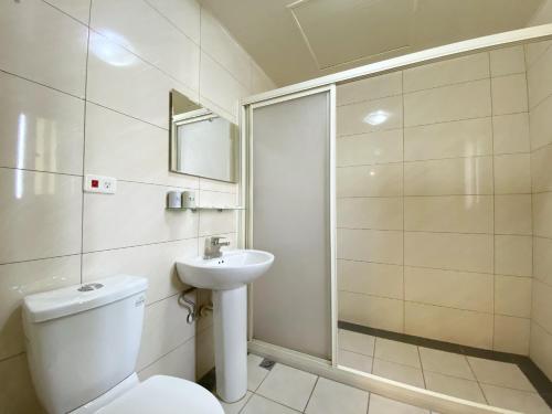 中壢區的住宿－JS Hotel 捷適商旅 - 藝術文旅，浴室配有卫生间、盥洗盆和淋浴。
