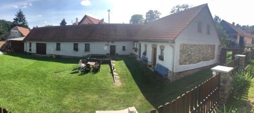 Ein Garten an der Unterkunft Ubytování Újezdec u Prachatic