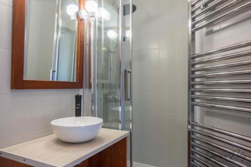 a bathroom with a bowl sink and a shower at Appartement tout confort in Fay-aux-Loges