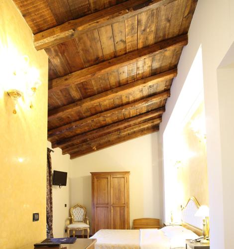a bedroom with a wooden ceiling at Isola Di Caprera in Mira