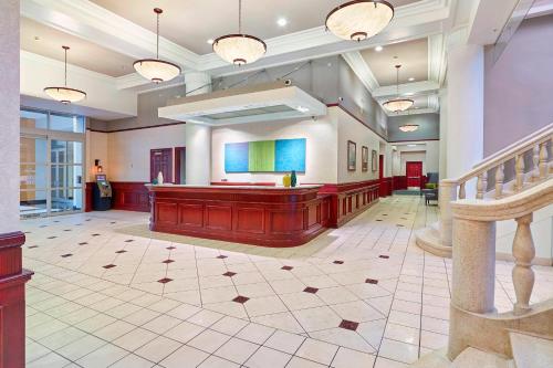 a large lobby with a courtroomasteryasteryasteryasteryasteryasteryasteryasteryasteryastery at Residence Inn Milwaukee Downtown in Milwaukee