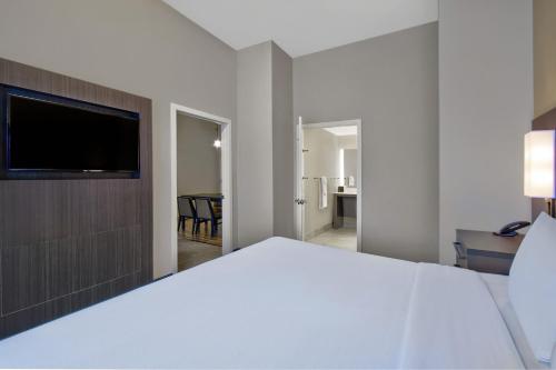 Residence Inn by Marriott Readingにあるテレビまたはエンターテインメントセンター