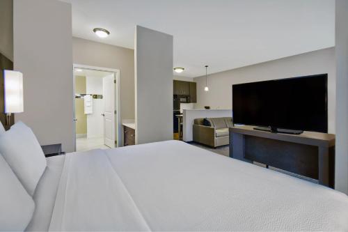 Residence Inn by Marriott Readingにあるテレビまたはエンターテインメントセンター