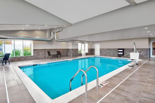 Residence Inn by Marriott Readingの敷地内または近くにあるプール