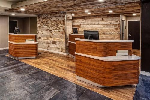 biuro z drewnianymi ścianami i recepcja w obiekcie Courtyard by Marriott Nashville Vanderbilt West End w mieście Nashville