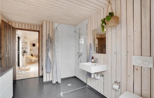 Koupelna v ubytování Lovely Home In Thyholm With House Sea View