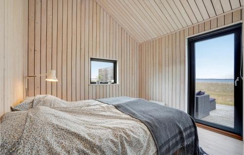 Postel nebo postele na pokoji v ubytování Lovely Home In Thyholm With House Sea View