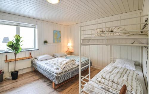 エーベルトフトにあるStunning Home In Ebeltoft With Sauna, Wifi And Indoor Swimming Poolのベッドルーム1室(二段ベッド2台、窓付)が備わります。